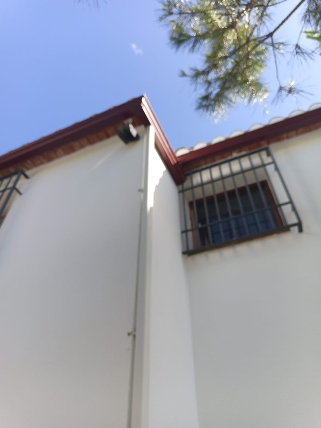 Empresa especializada en instalación de cubre muros de aluminio lacado en Jaén, Baeza, Torre del Campo…