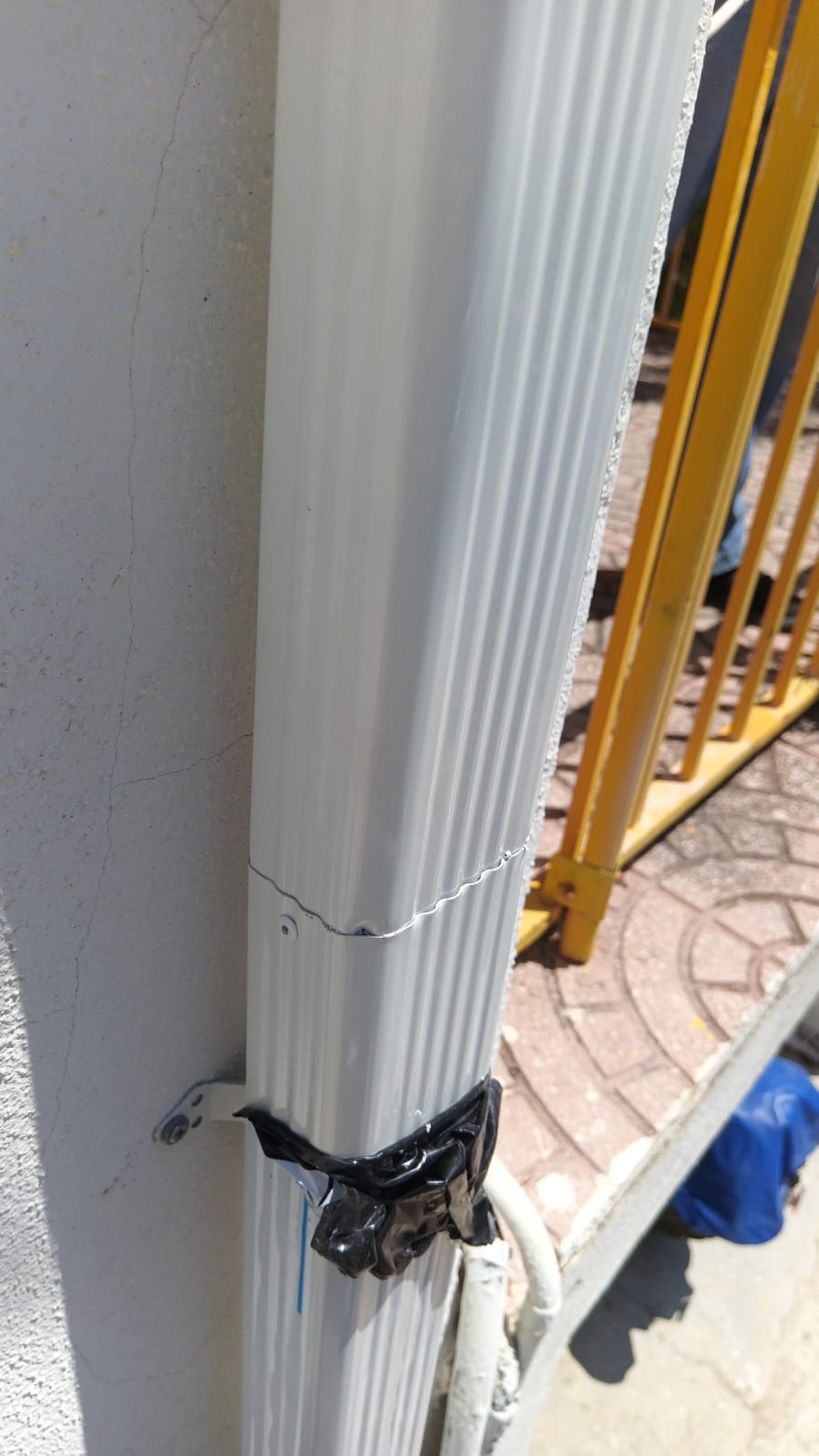 Instalación de cubre muros en paredes exteriores para evitar humedad