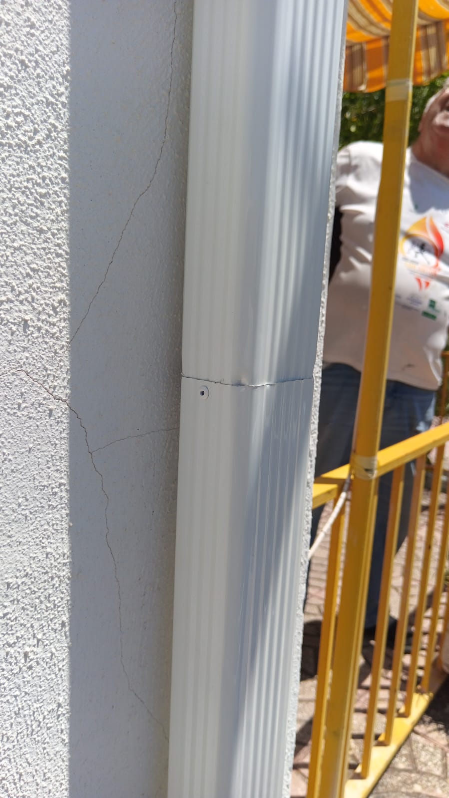 Montaje de canalones de aluminio sin juntas con recubrimiento lacado al horno en Úbeda, Alcalá la Real, Martos y alrededores