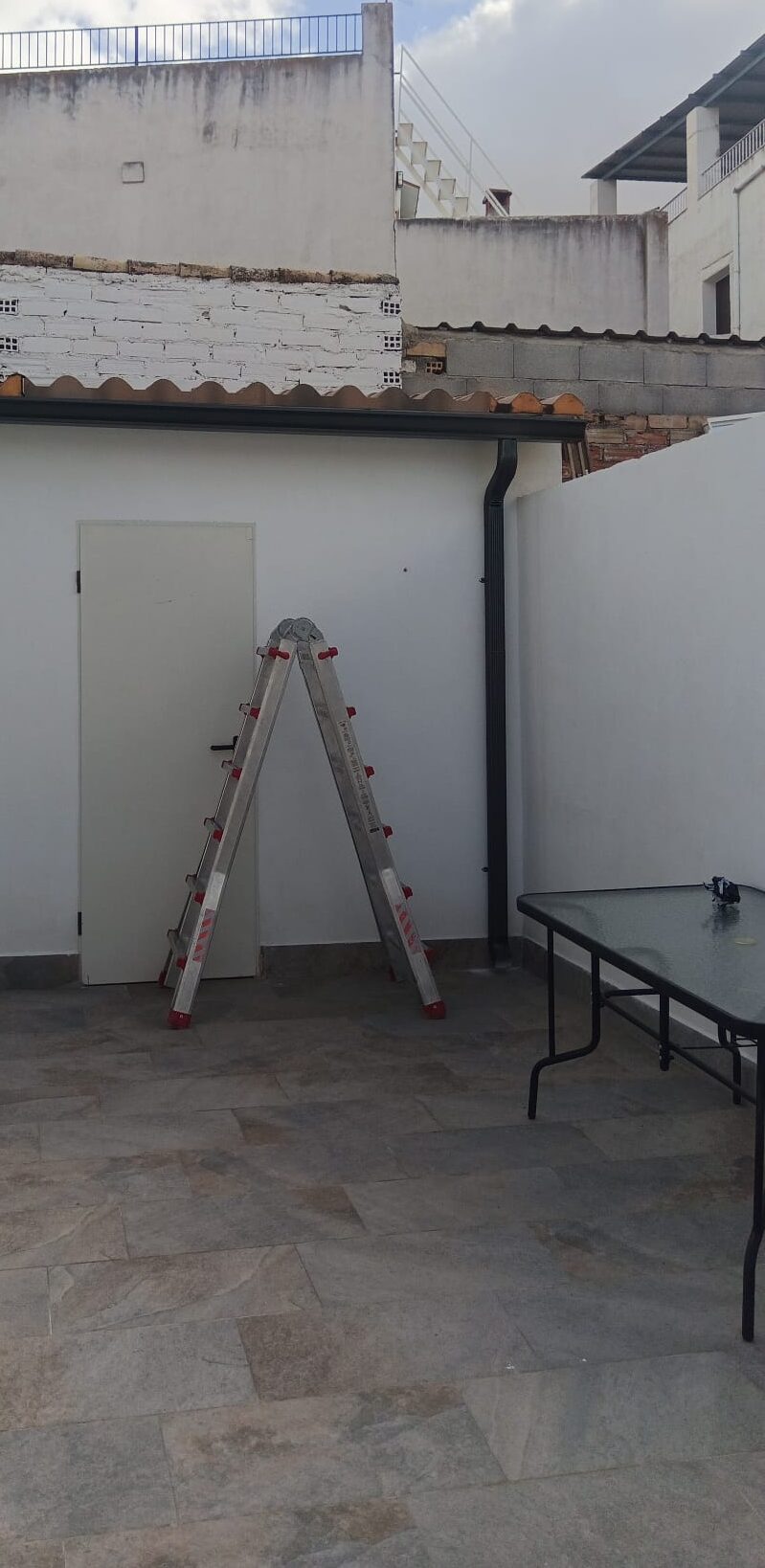 Empresa especializada en instalación de cubre muros de aluminio lacado en Jaén, Baeza, Torre del Campo…